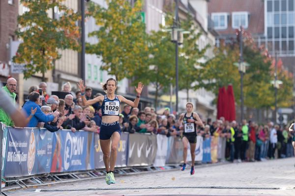 Hanna Klein (LAV Stadtwerke Tuebingen) gewinnt die 10km der Frauen am 31.10.2021 waehrend der DM 10km Strasse in Uelzen