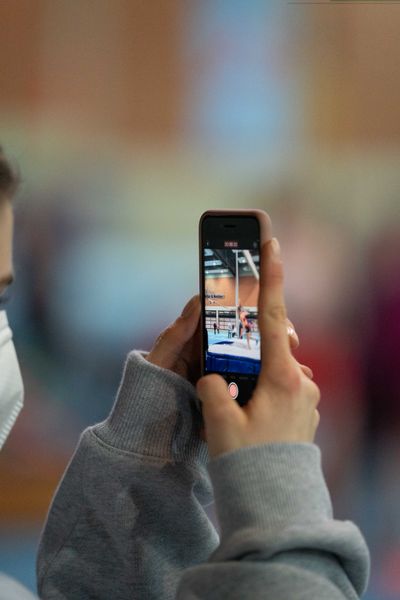 Impressionen - Der Stabhoch sprung wird mit dem Smartphone gefilmt; Niedersaechsische Hallenmeisterschaften am 22.01.2022 in der Leichtathletikhalle im Sportleistungszentrum Hannover