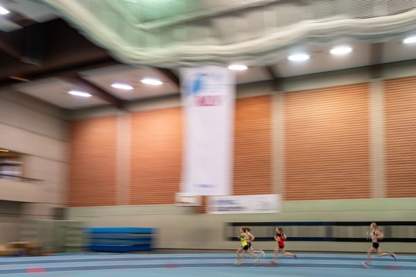 Impressionen - 2000m der W14; Niedersaechsische Hallenmeisterschaften am 23.01.2022 in der Leichtathletikhalle im Sportleistungszentrum Hannover