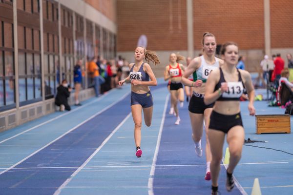 Carolin Hinrichs (VfL Loeningen) gewinnt die 1500m bei den niedersaechsischen Hallenmeisterschaften am 05.02.2022 in der Leichtathletikhalle im Sportleistungszentrum Hannover