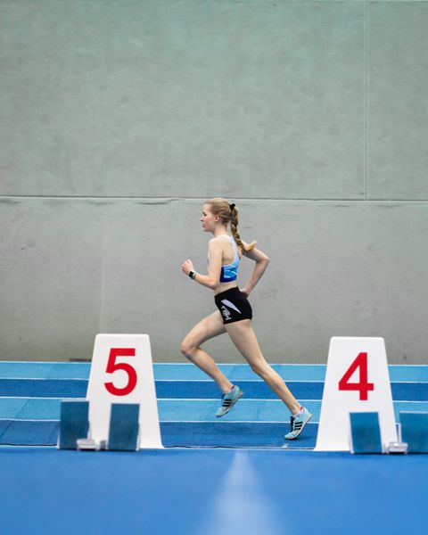 Annika Klezath (OTB Osnabrueck) bei den niedersaechsischen Hallenmeisterschaften am 05.02.2022 in der Leichtathletikhalle im Sportleistungszentrum Hannover