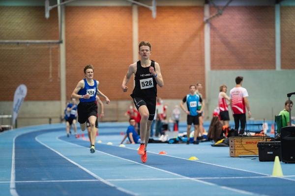 Tammo Doerner (SV Nordenham) gewinnt die 800m bei den niedersaechsischen Hallenmeisterschaften am 06.02.2022 in der Leichtathletikhalle im Sportleistungszentrum Hannover