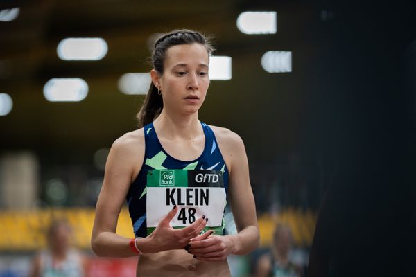 Hanna Klein (LAV Stadtwerke Tuebingen) am 1500m Start am 12.02.2022 beim PSD Bank Indoor Meeting in der Helmut-Körnig-Halle in Dortmund