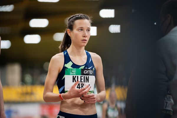 Hanna Klein (LAV Stadtwerke Tuebingen) am 1500m Start am 12.02.2022 beim PSD Bank Indoor Meeting in der Helmut-Körnig-Halle in Dortmund