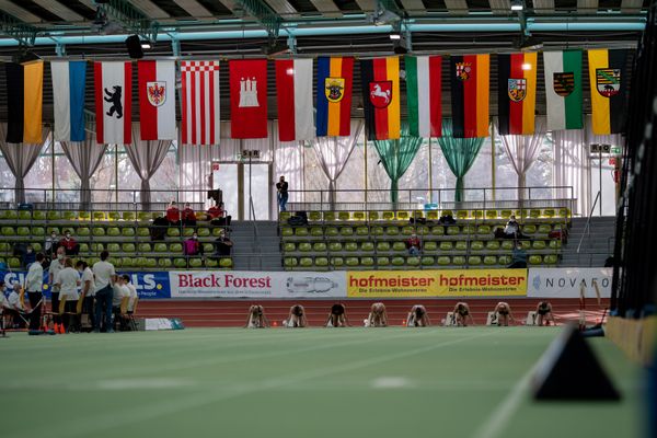 Die Starterinnen des 60m Vorlauf der weiblichen Jugend sitzen im Startblock am 19.02.2022 waehrend der Deutsche Jugend-Hallenmeisterschaften U20 im Glaspalast in Sindelfingen