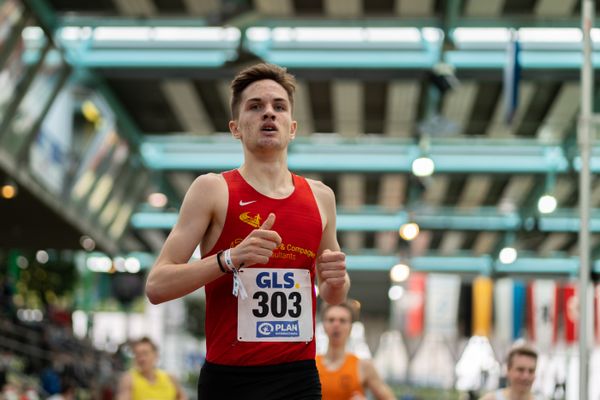 Tim Kalies (Braunschweiger Laufclub) gewinnt den 1500m Vorlauf am 19.02.2022 waehrend der Deutsche Jugend-Hallenmeisterschaften U20 im Glaspalast in Sindelfingen