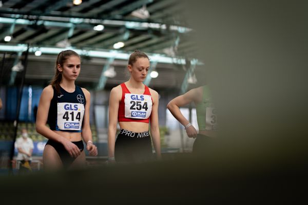 Maxima Majer (LAV Bayer Uerdingen/Dormagen), Nele Heymann (TuS Haren) beim Start des 1500m Vorlaufs am 19.02.2022 waehrend der Deutsche Jugend-Hallenmeisterschaften U20 im Glaspalast in Sindelfingen