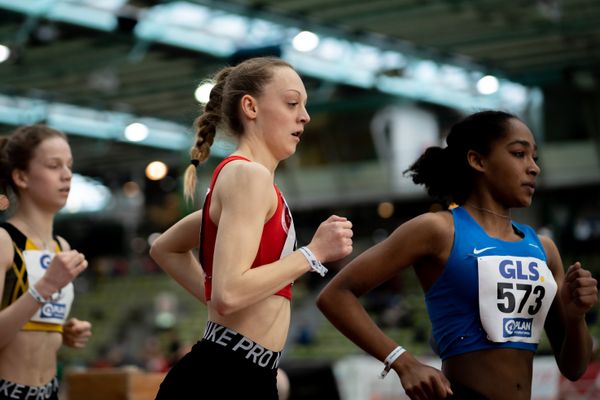 Nele Heymann (TuS Haren) im 1500m Vorlauf am 19.02.2022 waehrend der Deutsche Jugend-Hallenmeisterschaften U20 im Glaspalast in Sindelfingen