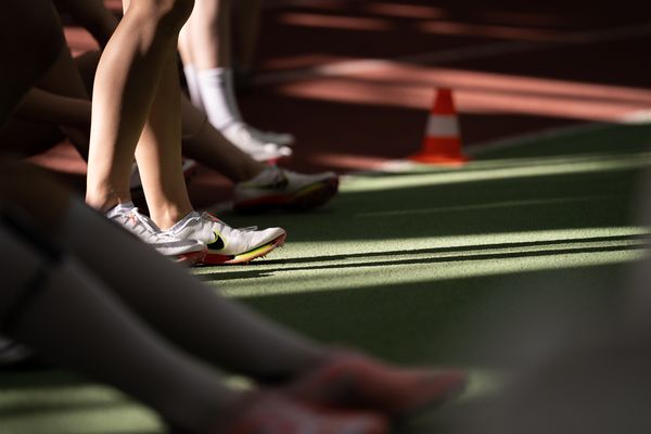 Impressionen: Spikes werfen Schatten auf die Bahn am 19.02.2022 waehrend den Deutschen Jugend-Hallenmeisterschaften U20 im Glaspalast in Sindelfingen