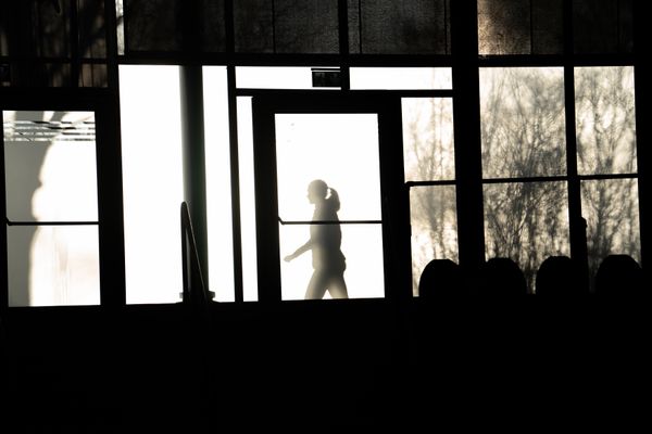 Impressionen der Halle: Eine Frau läuft vor dem Milchglas entlang und wirft einen Schatten auf die Scheibe am 19.02.2022 waehrend der Deutsche Jugend-Hallenmeisterschaften U20 im Glaspalast in Sindelfingen