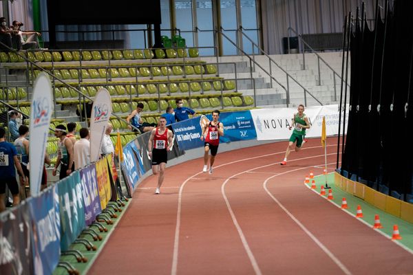 Bastian Sundermann (LG Brillux Muenster), Florian Kroll (LG Osnabrueck) im 400m Vorlauf am 19.02.2022 waehrend der Deutsche Jugend-Hallenmeisterschaften U20 im Glaspalast in Sindelfingen