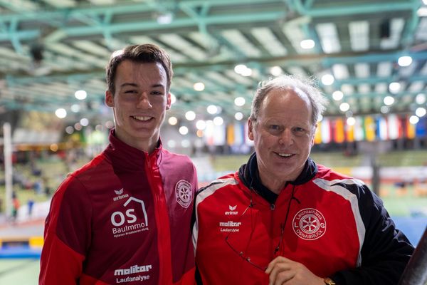 Florian Kroll (LG Osnabrueck) und Trainer Anton Siemer (LG Osnabrueck) am 19.02.2022 waehrend der Deutsche Jugend-Hallenmeisterschaften U20 im Glaspalast in Sindelfingen