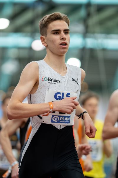 Silas Zahlten (LG Brillux Muenster) im 1500m Finale am 20.02.2022 waehrend der Deutschen Jugend-Hallenmeisterschaften U20 im Glaspalast in Sindelfingen