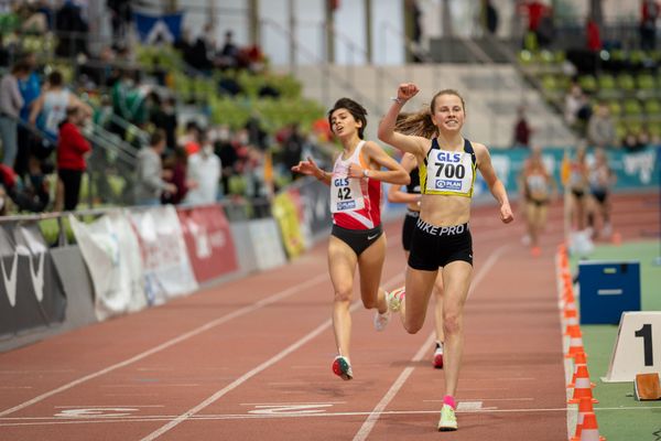 Kira Weis (KSG Gerlingen) ueber 3000m am 20.02.2022 waehrend der Deutschen Jugend-Hallenmeisterschaften U20 im Glaspalast in Sindelfingen