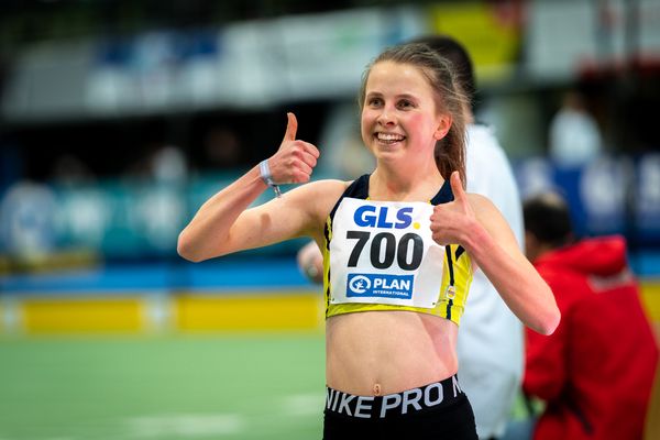 Kira Weis (KSG Gerlingen) ueber 3000m am 20.02.2022 waehrend der Deutschen Jugend-Hallenmeisterschaften U20 im Glaspalast in Sindelfingen