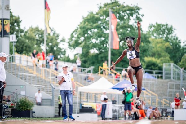 Fehintola Oladejo (MTG Mannheim) im Dreisprung am 15.07.2022 waehrend den deutschen Leichtathletik-Jugendmeisterschaften 2022 in Ulm