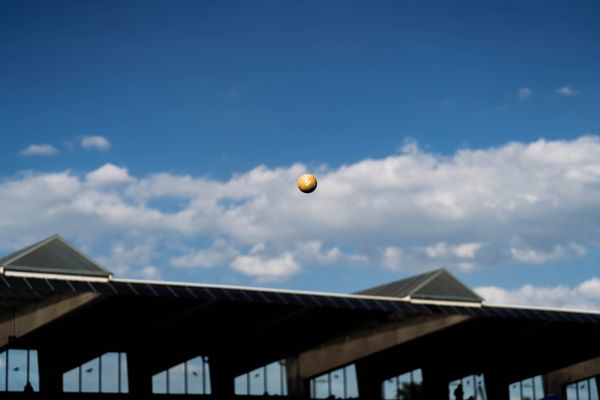 Eine Kugel in der Luft am 15.07.2022 waehrend den deutschen Leichtathletik-Jugendmeisterschaften 2022 in Ulm