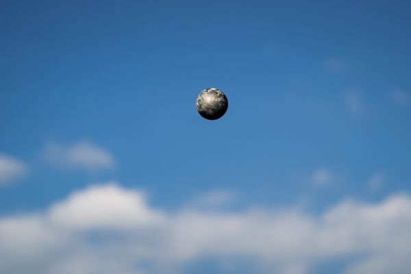 Eine Kugel in der Luft am 15.07.2022 waehrend den deutschen Leichtathletik-Jugendmeisterschaften 2022 in Ulm