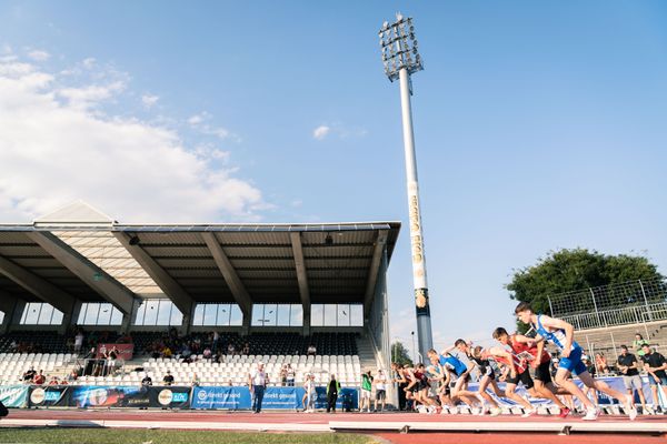Start 1500m U20 am 15.07.2022 waehrend den deutschen Leichtathletik-Jugendmeisterschaften 2022 in Ulm