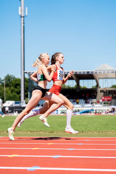 Emma Lindner (LG Bamberg) und Malena Schomaker (LG Papenburg/Aschendorf) am 16.07.2022 waehrend den deutschen Leichtathletik-Jugendmeisterschaften 2022 in Ulm