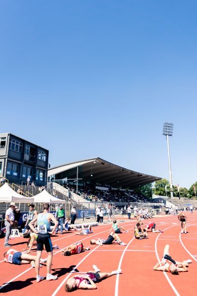 3000m Lauefer erschoepft im Ziel am 17.07.2022 waehrend den deutschen Leichtathletik-Jugendmeisterschaften 2022 in Ulm