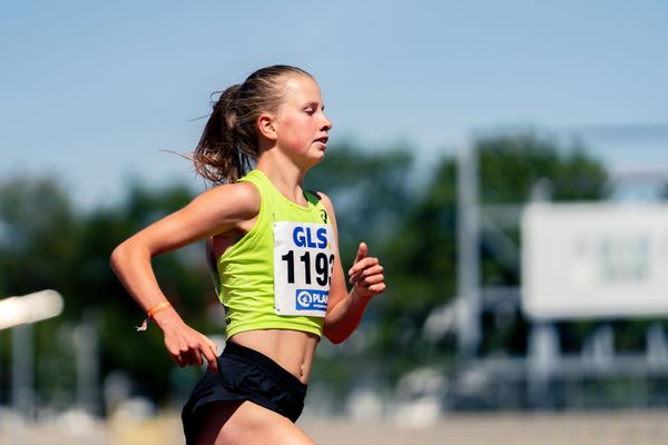 Kira Weis (KSG Gerlingen) ueber 3000m am 17.07.2022 waehrend den deutschen Leichtathletik-Jugendmeisterschaften 2022 in Ulm