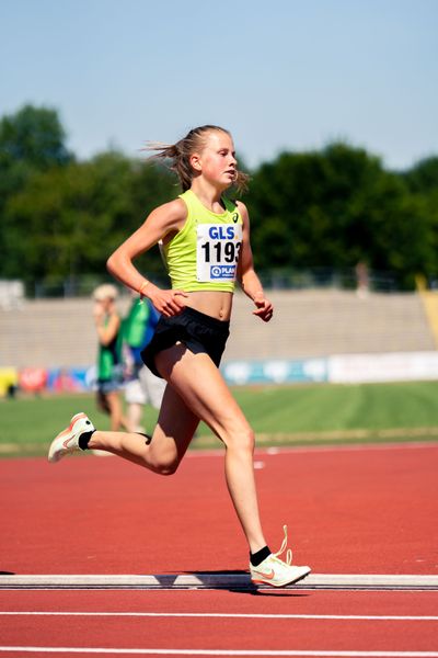 Kira Weis (KSG Gerlingen) ueber 3000m am 17.07.2022 waehrend den deutschen Leichtathletik-Jugendmeisterschaften 2022 in Ulm