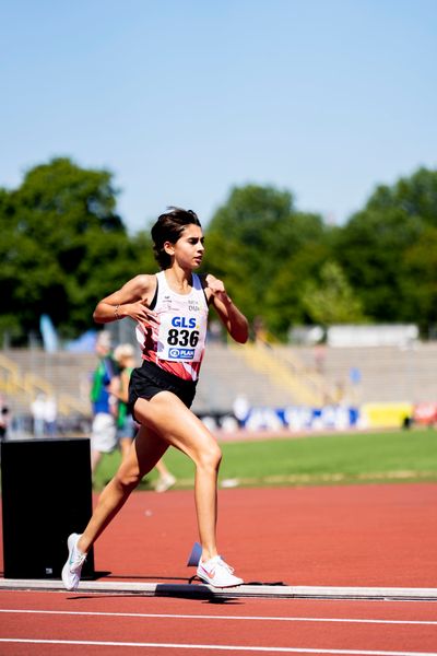 Sofia Benfares (LC Rehlingen) ueber 3000m am 17.07.2022 waehrend den deutschen Leichtathletik-Jugendmeisterschaften 2022 in Ulm