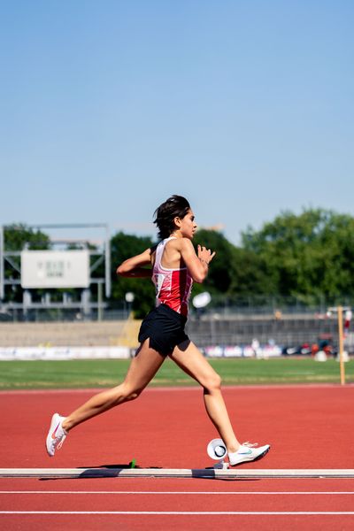Sofia Benfares (LC Rehlingen) ueber 3000m am 17.07.2022 waehrend den deutschen Leichtathletik-Jugendmeisterschaften 2022 in Ulm