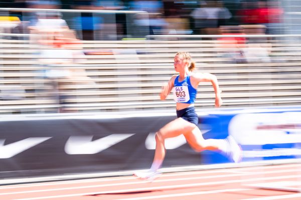 Emmy Lisanne Steinbrecher (Rukeli Trollmann e. V.) im 400m Huerden Finale am 17.07.2022 waehrend den deutschen Leichtathletik-Jugendmeisterschaften 2022 in Ulm