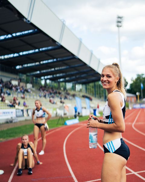 Luna Thiel (VfL Eintracht Hannover) nach dem 400m Lauf am 06.08.2022 beim Lohrheide-Meeting im Lohrheidestadion in Bochum-Wattenscheid