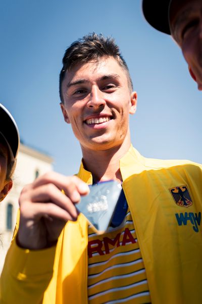 Johannes Motschmann (GER) mit der Silber-Medaille; Marathon am 15.08.2022 bei den Leichtathletik-Europameisterschaften in Muenchen