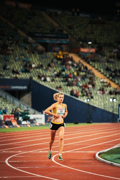 Alina Reh (GER) mit Magenkraempfen ueber 10000m am 15.08.2022 bei den Leichtathletik-Europameisterschaften in Muenchen