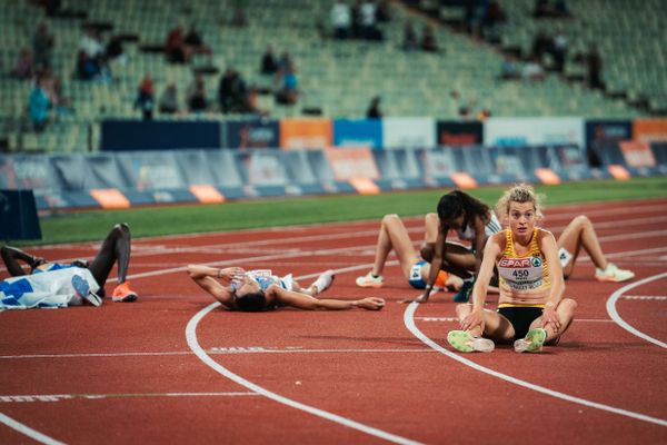 Alina Reh (GER) beendet trotz Magenkraempfe die 10000m am 15.08.2022 bei den Leichtathletik-Europameisterschaften in Muenchen
