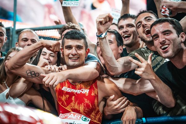 Asier Martínez (SPA) mit seinen Fans am 17.08.2022 bei den Leichtathletik-Europameisterschaften in Muenchen
