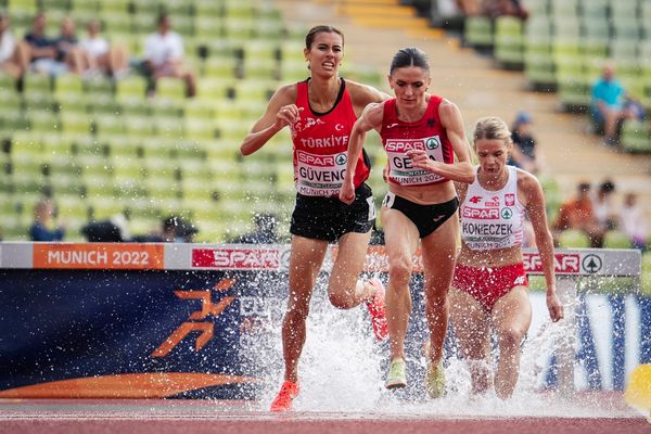 Luiza Gega (ALB) und Tugba Guevenç (TUR) im 3000m Hindernis Vorlauf am 18.08.2022 bei den Leichtathletik-Europameisterschaften in Muenchen