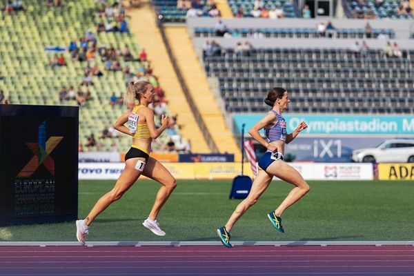Elizabeth Bird (GBR) vor Lea Meyer (GER) beim 3000m Hindernis Vorlauf am 18.08.2022 bei den Leichtathletik-Europameisterschaften in Muenchen