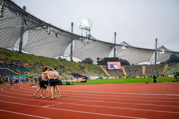 Die belgische 4x400m Staffel mit Alexander Doom (BEL), Jonathan Borlee (BEL), Jonathan Sacoor (BEL), Dylan Borlee (BEL) freut sich ueber den Finaleinzug am 19.08.2022 bei den Leichtathletik-Europameisterschaften in Muenchen