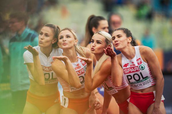 Die 4x400m Staffel von Polen: Kinga Gacka (POL), Malgorzata Holub-Kowalik (POL), Justyna Swiety-Ersetic (POL), Natalia Kaczmarek (POL) am 19.08.2022 bei den Leichtathletik-Europameisterschaften in Muenchen