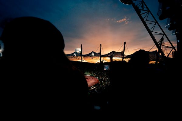 Silhouetten beim Sonnenuntergang im Olympastadion am 20.08.2022 bei den Leichtathletik-Europameisterschaften in Muenchen