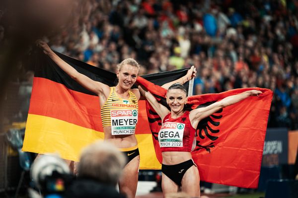 Lea Meyer (GER) und Luiza Gega (ALB) am 20.08.2022 bei den Leichtathletik-Europameisterschaften in Muenchen