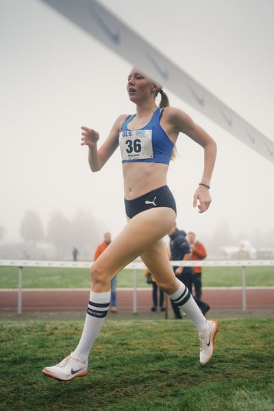 Emily Quast (BB/ VfL Rathenow) am 26.11.2022  waehrend den deutschen Crosslauf-Meisterschaften auf Sportanlage an der Ringstrasse in Loeningen