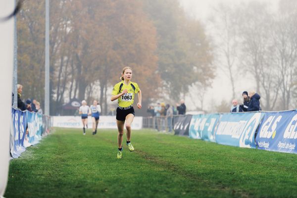 Lisa Maisch (Wue/ KSG Gerlingen) am 26.11.2022  waehrend den deutschen Crosslauf-Meisterschaften auf Sportanlage an der Ringstrasse in Loeningen