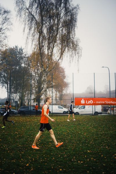 Erik Siemer (LG Osnabrueck) am 26.11.2022  waehrend den deutschen Crosslauf-Meisterschaften auf Sportanlage an der Ringstrasse in Loeningen