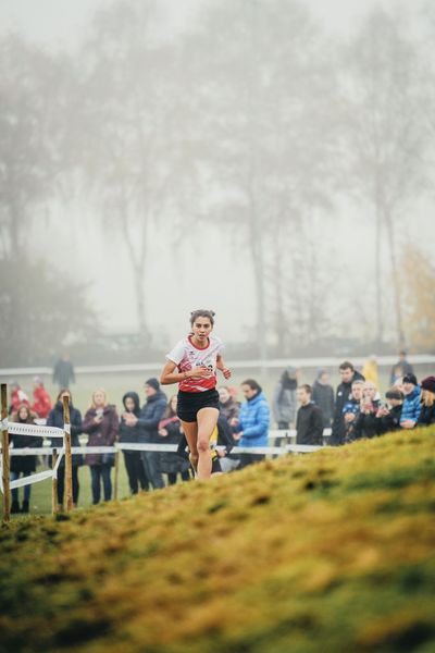 Sofia Benfares (LC Rehlingen) am 26.11.2022  waehrend den deutschen Crosslauf-Meisterschaften auf Sportanlage an der Ringstrasse in Loeningen