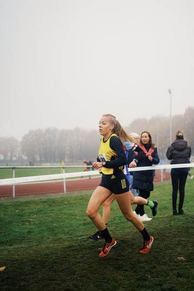 Sophie Hinrichs (NI/ VfL Loeningen) am 26.11.2022  waehrend den deutschen Crosslauf-Meisterschaften auf Sportanlage an der Ringstrasse in Loeningen