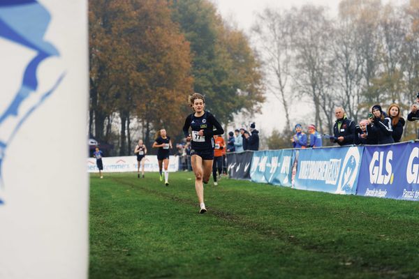 Alina Reh (BE/ SCC Berlin) auf der Zielgeraden am 26.11.2022  waehrend den deutschen Crosslauf-Meisterschaften auf Sportanlage an der Ringstrasse in Loeningen
