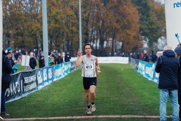 Georg Diettrich (NI/ LC Wechloy) am 26.11.2022  waehrend den deutschen Crosslauf-Meisterschaften auf Sportanlage an der Ringstrasse in Loeningen