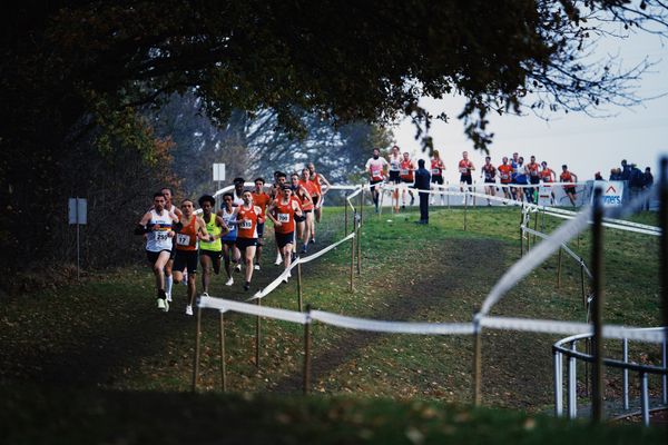 Langstrecke der Maenner am 26.11.2022  waehrend den deutschen Crosslauf-Meisterschaften auf Sportanlage an der Ringstrasse in Loeningen