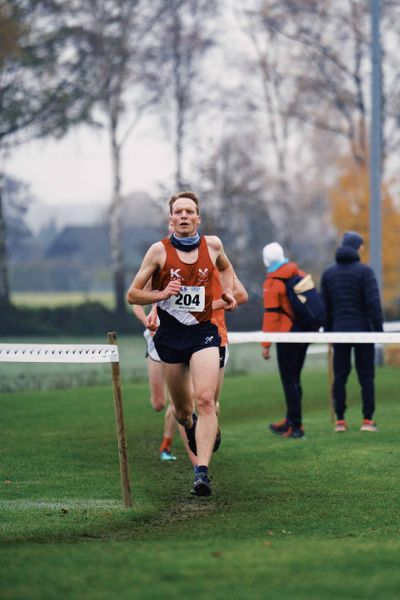 Kilian Schreiner (HE/ ASC 1990 Breidenbach) am 26.11.2022  waehrend den deutschen Crosslauf-Meisterschaften auf Sportanlage an der Ringstrasse in Loeningen